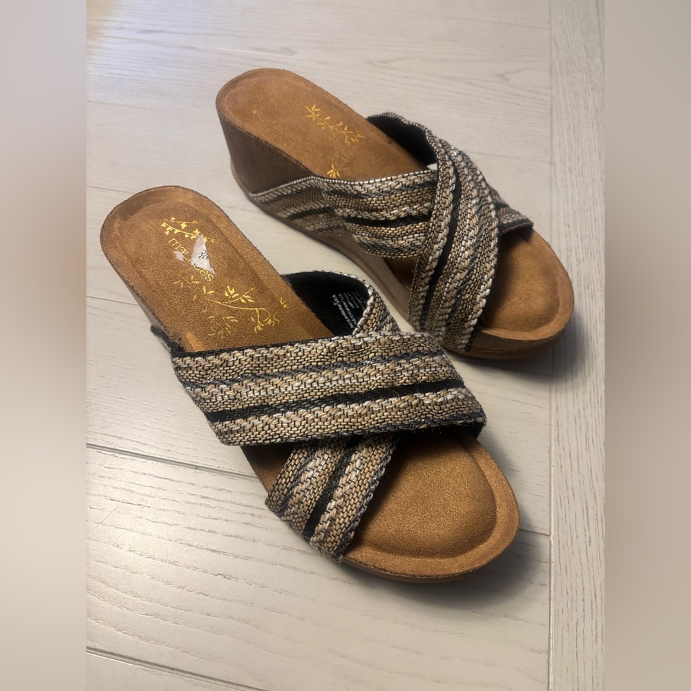 NWOB size 10 Maurice’s Piper wedge sandal